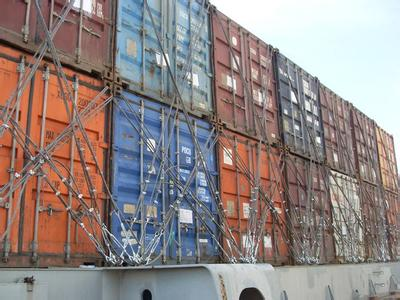 22层楼高的海运集装箱船风波中屹立不倒是什么缘故原由？？？？？？？