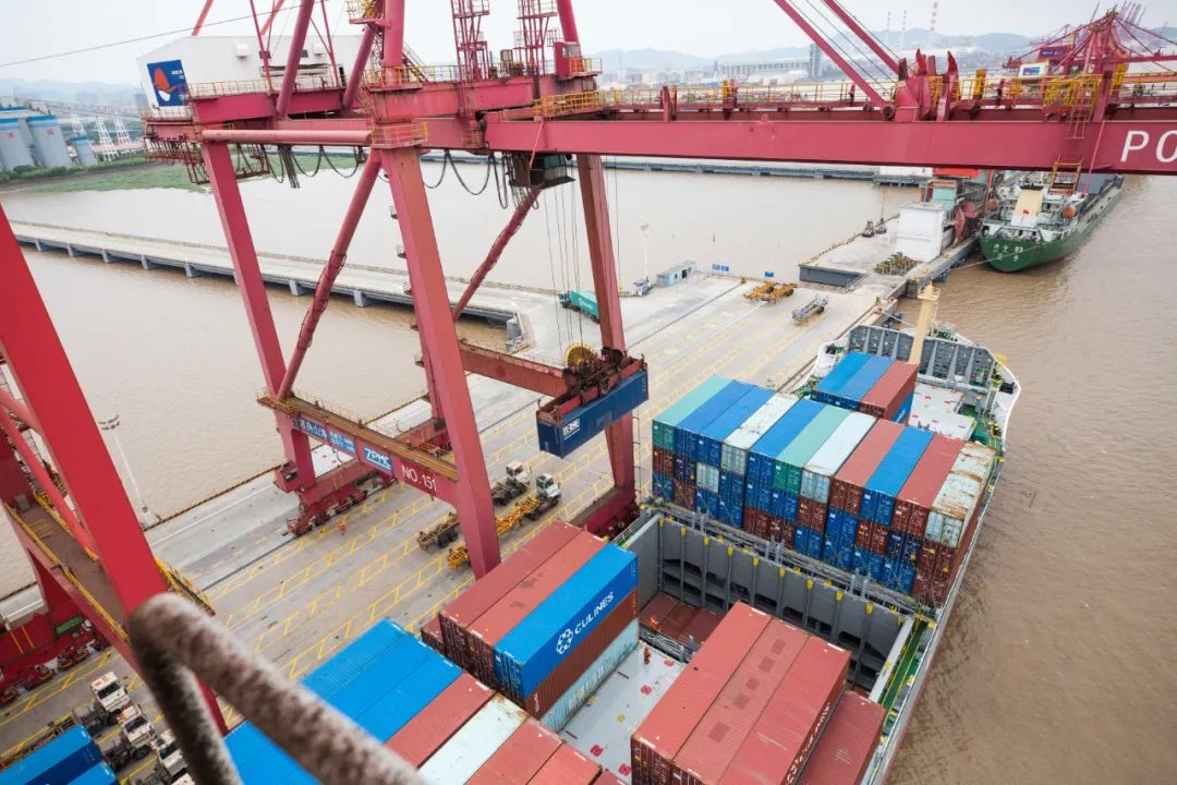 走集装箱海运直航和中转谁人更快？？？？？？？