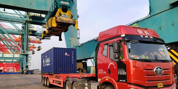 黄骅港首批危险货物集装箱顺遂发运